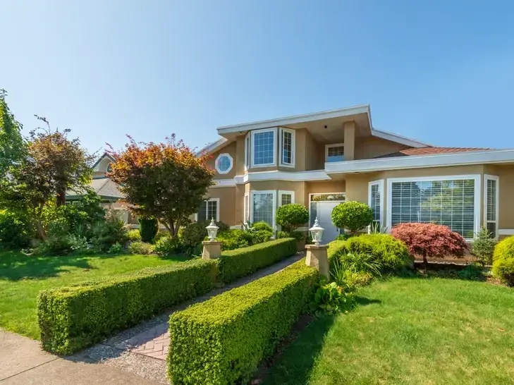 Professional Front yard landscaping services by Adam Gorski Landscapes in Issaquah, WA &mdash; licensed scene Architect provider